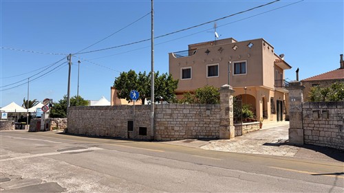 Villa a Pochi Passi, Completa di Tutti i Servizi. Buono Stato.